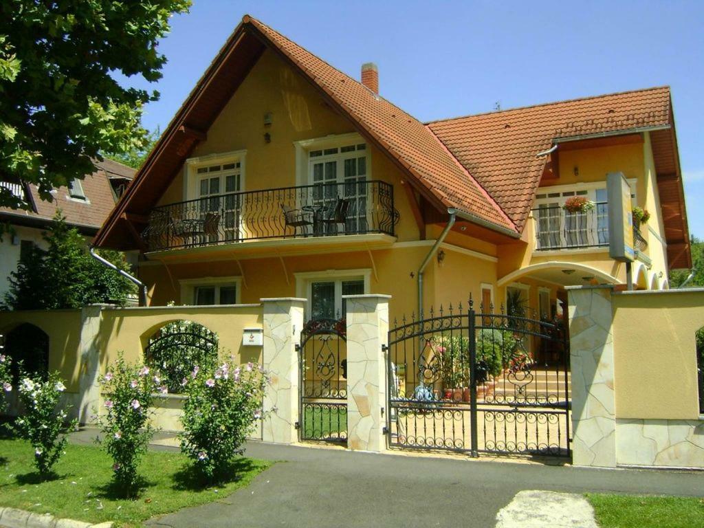 Villa Mikes Siófok Esterno foto